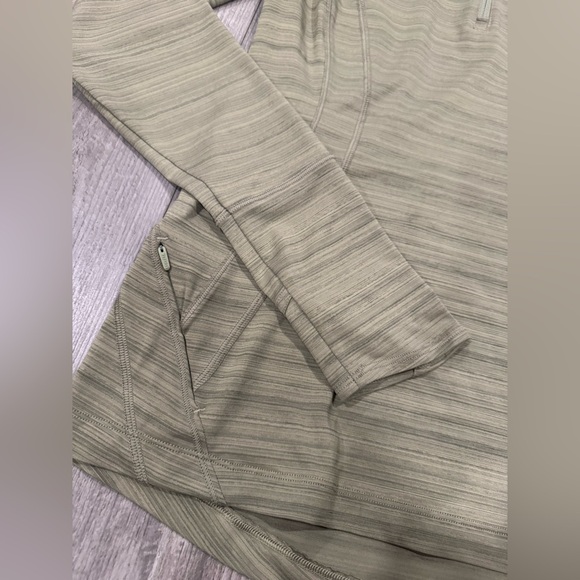 ATHLETA Pacifica lllume upf Long Sleeve ffited Top - Picture 4 of 16